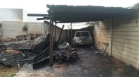 Bomberos intervienen en el incendio de una parcela con una caravana en La Línea (Cádiz)