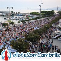 Cambrils reúne a miles de personas encabezadas por cuerpos de seguridad y emergencia