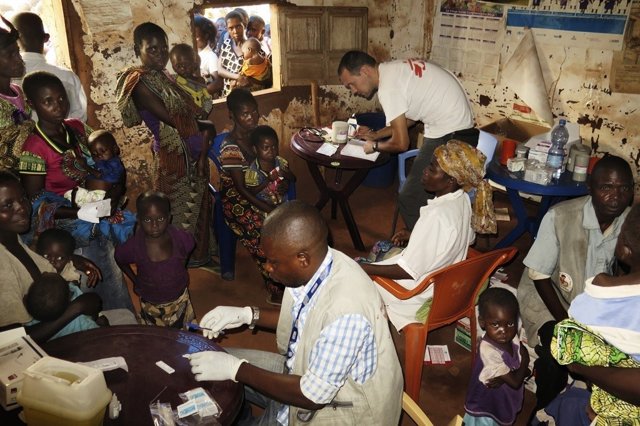 Campaña de MSF de vigilancia nutricional y vacunación en Kasai