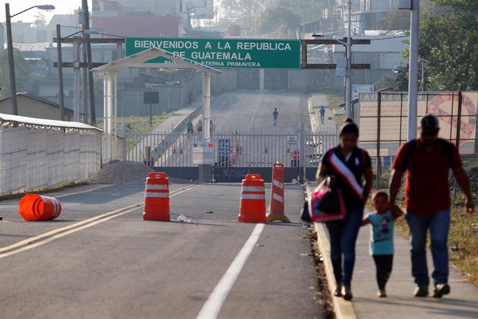 Personas saliendo de Guatemala hacia México