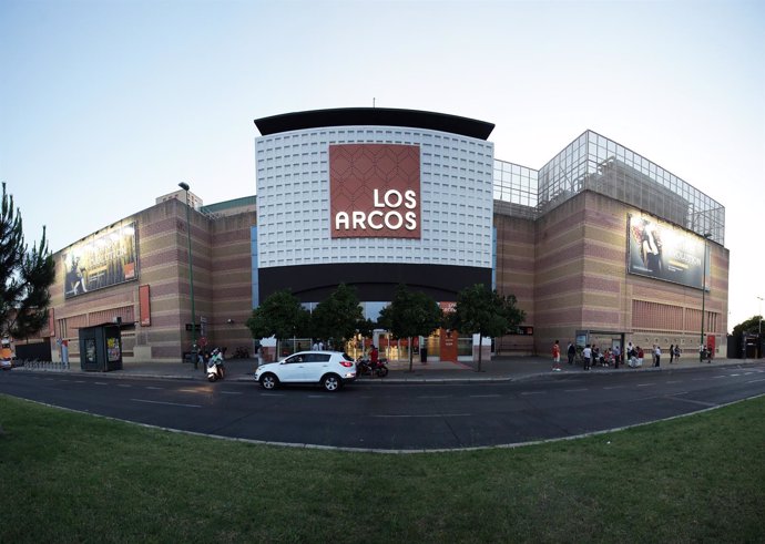 Fachada principal del Centro Comercial Los Arcos.