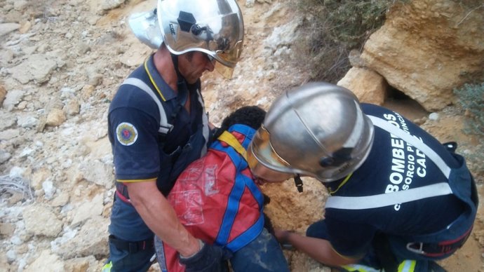 Rescate del perro por los bomberos de Conil