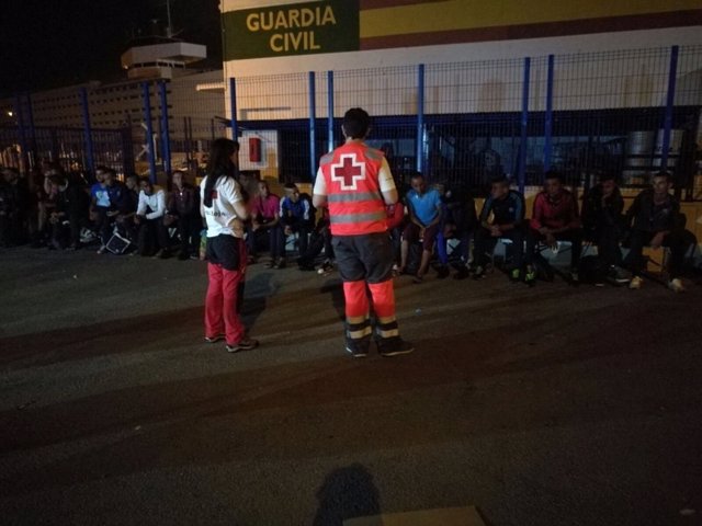 Los voluntarios han prestado ayuda y alimentación a los jóvenes