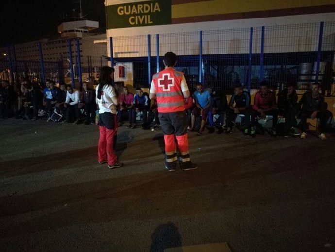 Els voluntaris han prestat ajuda i alimentació als joves