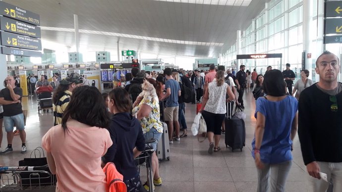 Colas en el aeropuerto de Barcelona-El Prat