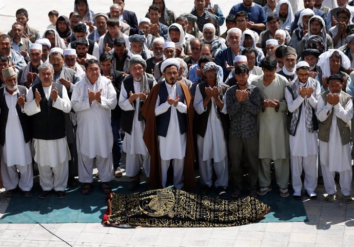 Funeral por las víctimas del atentado contra una mezquita chií de Kabul