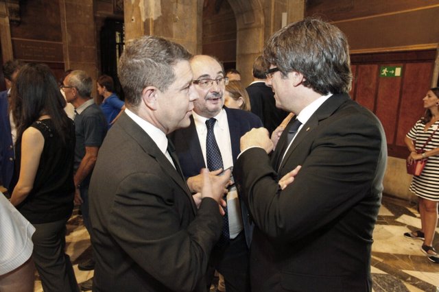 Javier Lambán (centro) este sábado con Carles Puigdemont.
