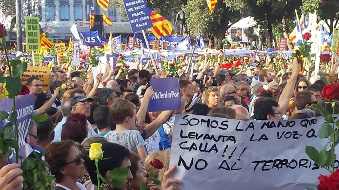 Flors en la manifestació contra el terrorisme 