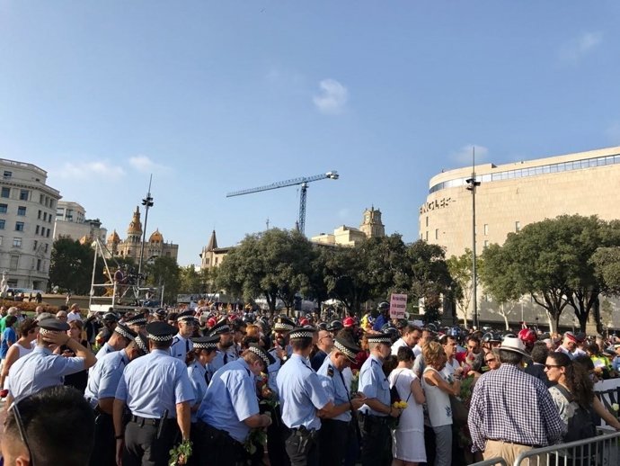 Policias en la manifestació contra el terrorisme a Barcelona 