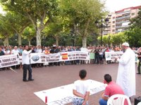 Un gran número de personas se concentran por la paz y contra el terrorismo, convocados por la Comunidad Musulmana