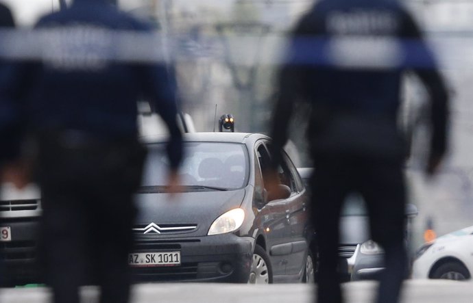 Artificieros junto al coche interceptado por la Policía belga en Molenbeek