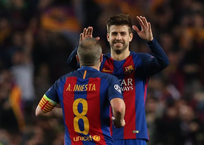 Gerard Piqué y Andrés Iniesta