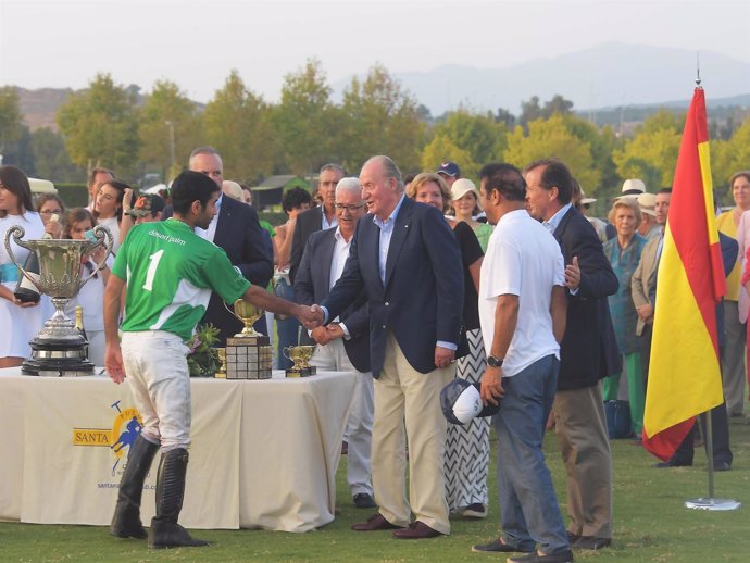 El rey Juan Carlos entrega el trofeo en la final de 2016 (Santa María Polo Club)