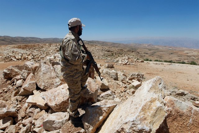 Miliciano de Hezbolá en la frontera con Siria
