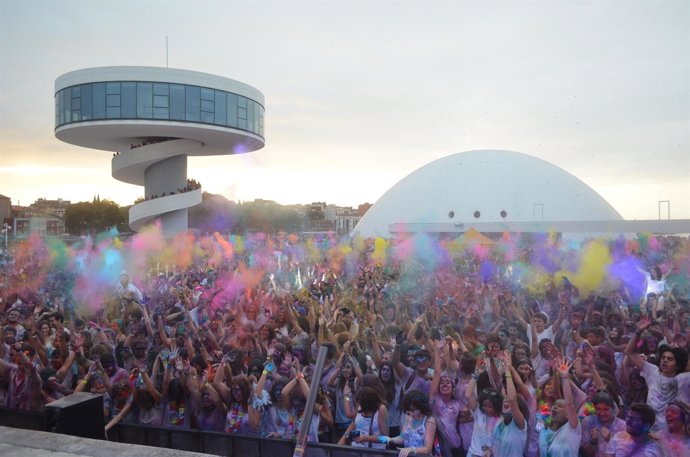 Holi Party en el Niemeyer