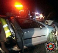 Heridos leves dos de los cuatro ocupantes de un coche que volcó  de madrugada en Solares