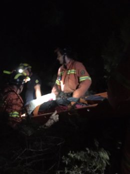 El hombre fue rescatado por 18 efectivos de bomberos
