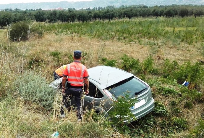 Un coche se sale de la vía y vuelca en Funes