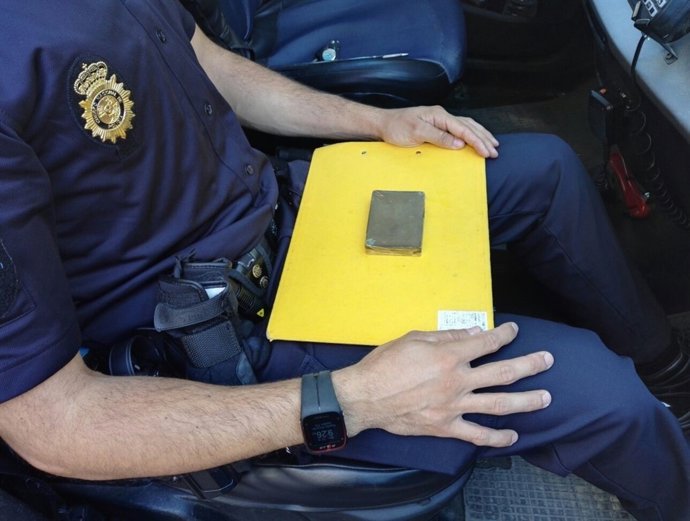 Localizaron en su vehículo una placa de hachís