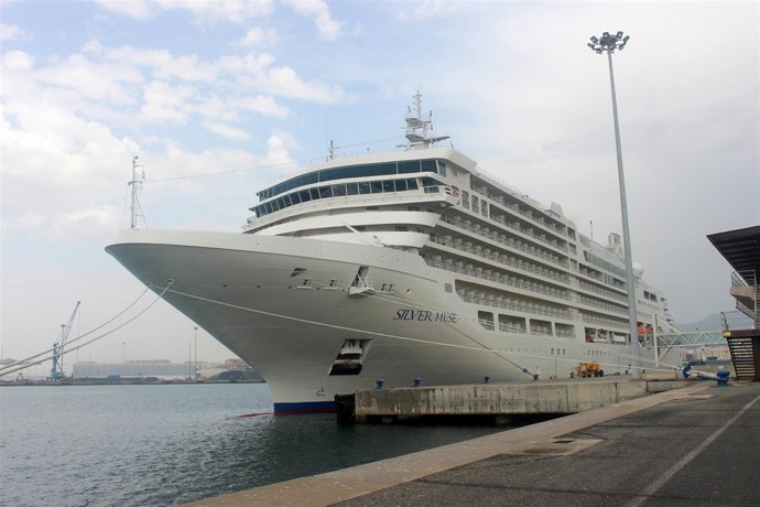 Primera escala del 'Silver Muse' en el puerto de Málaga 
