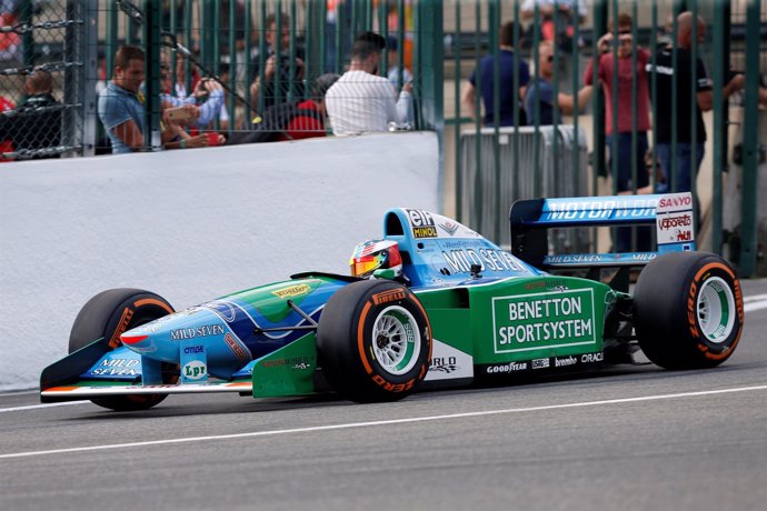 Spa homenajea a Michael Schumacher con su hijo al volante de su Benetton