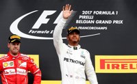 Hamilton vence en Spa y recorta distancias con Vettel en otro abandono de Alonso