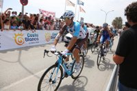 Miles de aficionados animan a la "serpiente multicolor" de La Vuelta a su paso por Alicante