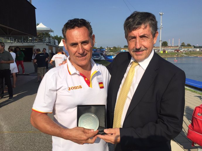 José Perurena entrega el trofeo como Mejor Selección de Kayak a Román Mangas  