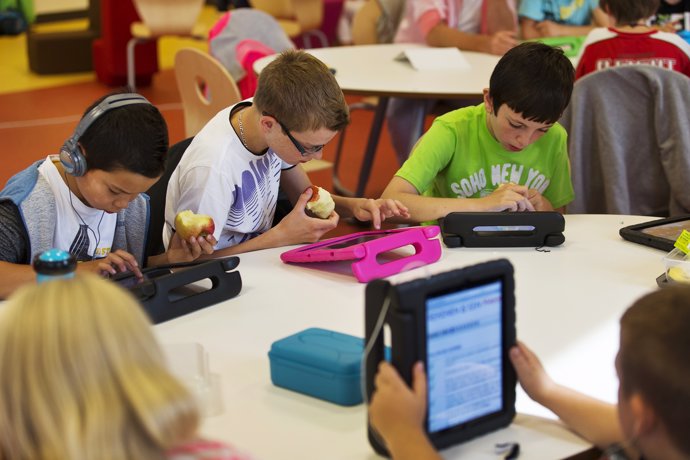 Niños practicando con un iPad