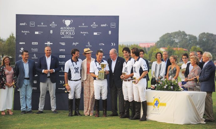 El Rey Juan carlos entrega el Trofeo Ayala Polo Team