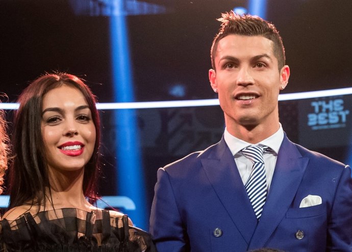 Cristiano Ronaldo presume orgulloso de sus hijos junto a su chica Georgina