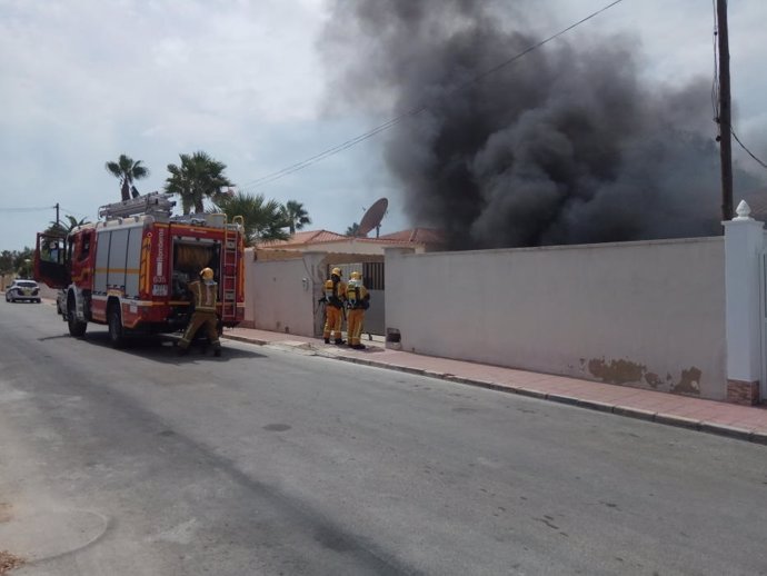 Desalojados 40 vecinos por un incendio en Torrevieja 