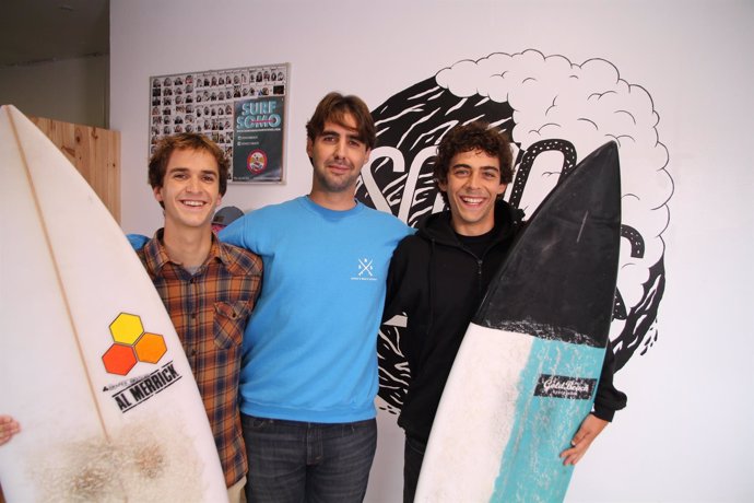 Samuel, Laro y Diego crean una escuela de surf con un microcrédito de MicroBank