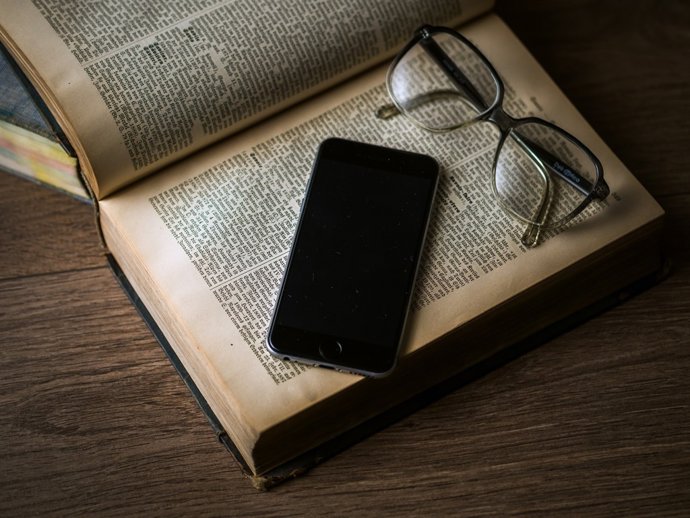 Recurso Libro lectura páginas smartphone móvil app leer