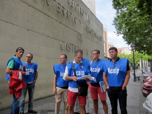 Representantes de ACAIP se disponen a donar sangre en Valladolid.