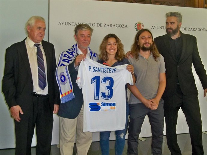 Entrega de una camiseta del equipo al alcalde Santisteve