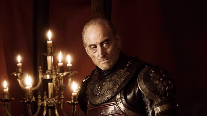 Charles Dance es Tywin Lannister