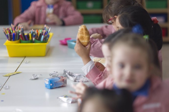 Colegio, aula, primaria, infantil, clase, niño, niña, niños, desayunando