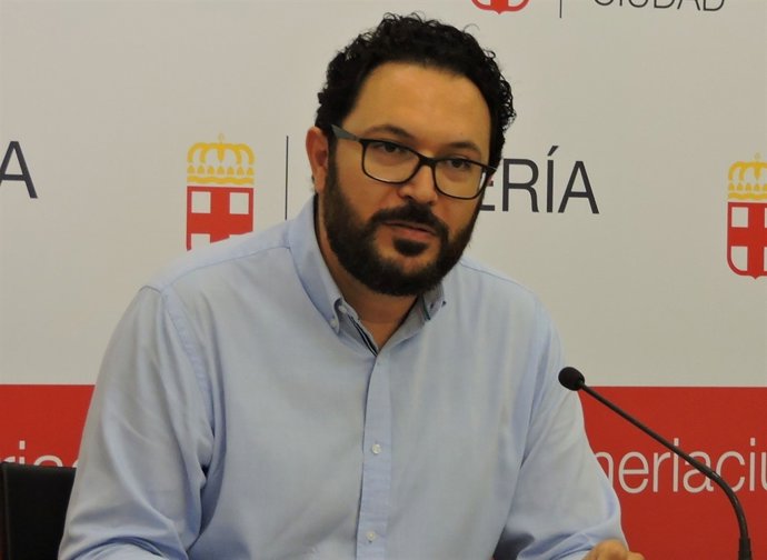 El concejal socialista Cristóbal Díaz en rueda de prensa