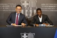Dembélé, pese a problemas burocráticos, firma hasta 2022 y alienta al Camp Nou