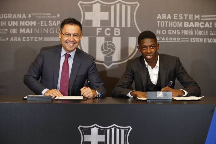 Ousmane Dembélé y Bartomeu firman el contrato