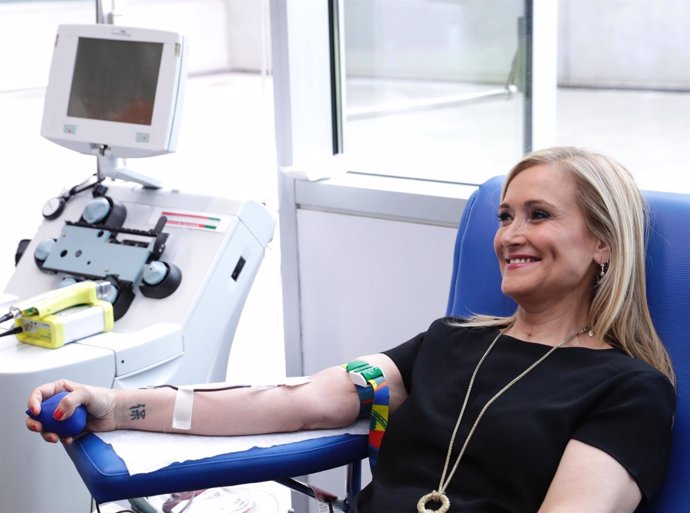 Nota Y Fotos: Cifuentes Anima A Los Madrileños A Donar Sangre Para Garantizar La