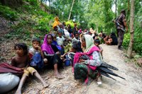 Miles de rohingya huyen a Bangladesh por las "operaciones de limpieza" del Ejército birmano en Rajine