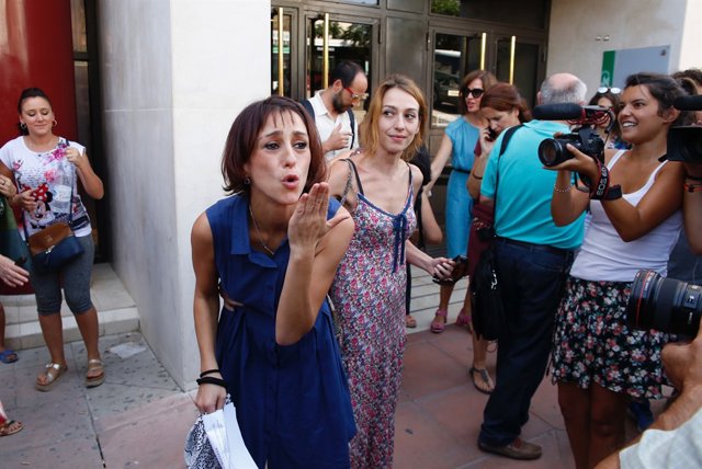Juana Rivas sortint del jutjat després de comparèixer davant del jutge