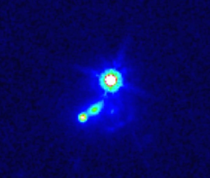 An image showing three objects (quasars and a galaxy)