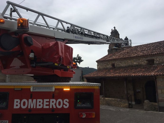 Herido por explosión de pirotecnia en el campanario de Villasevil