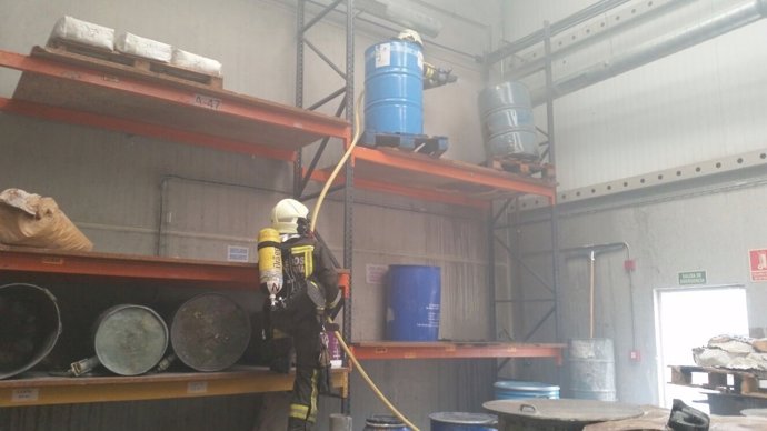 Extinción de incendio en una nave industrial de Pesués