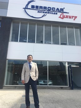Manuel Berrocal, a pie de su empresa, Berrocar