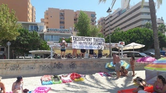 Jóvenes del GOB despliegan una pancarta en S'Arenal