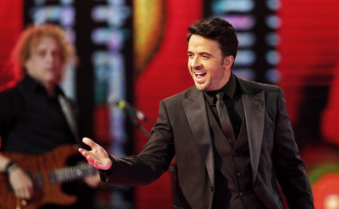 Puerto Rican musician Luis Fonsi  performs during the International Song Festiva